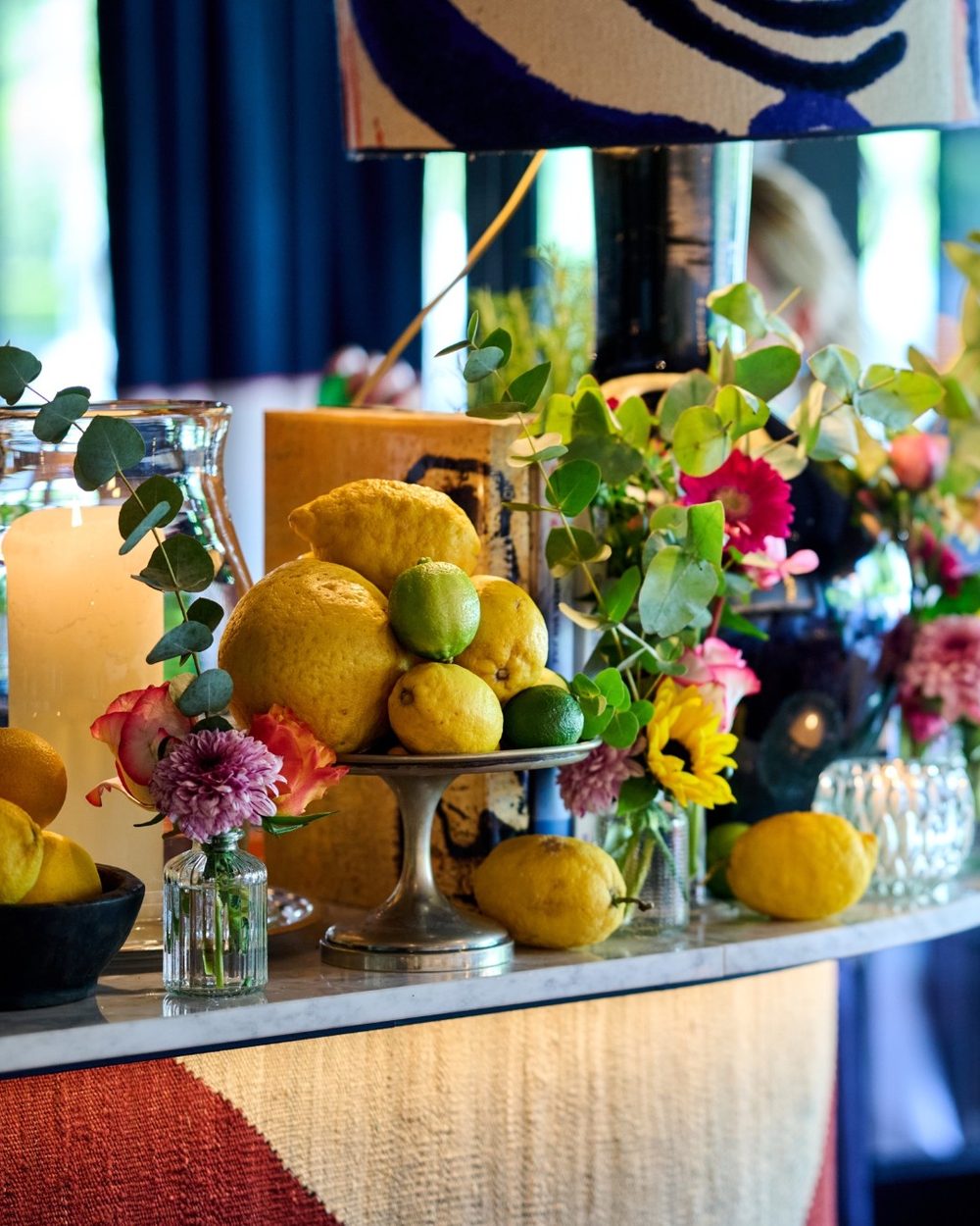Citrons, citrons verts et fleurs fraîches sur le bar