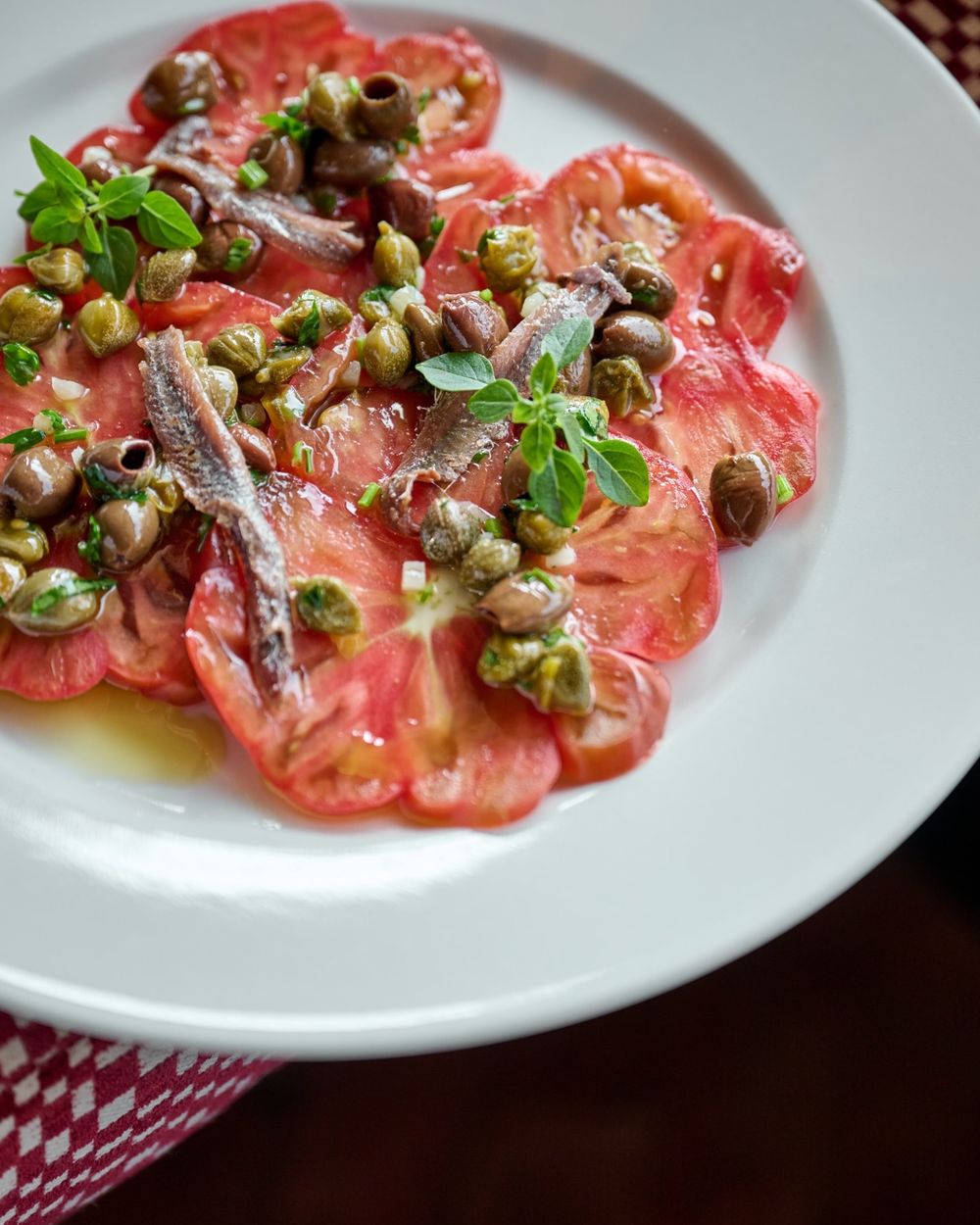 Carpaccio de tomates aux anchois, câpres et olives
