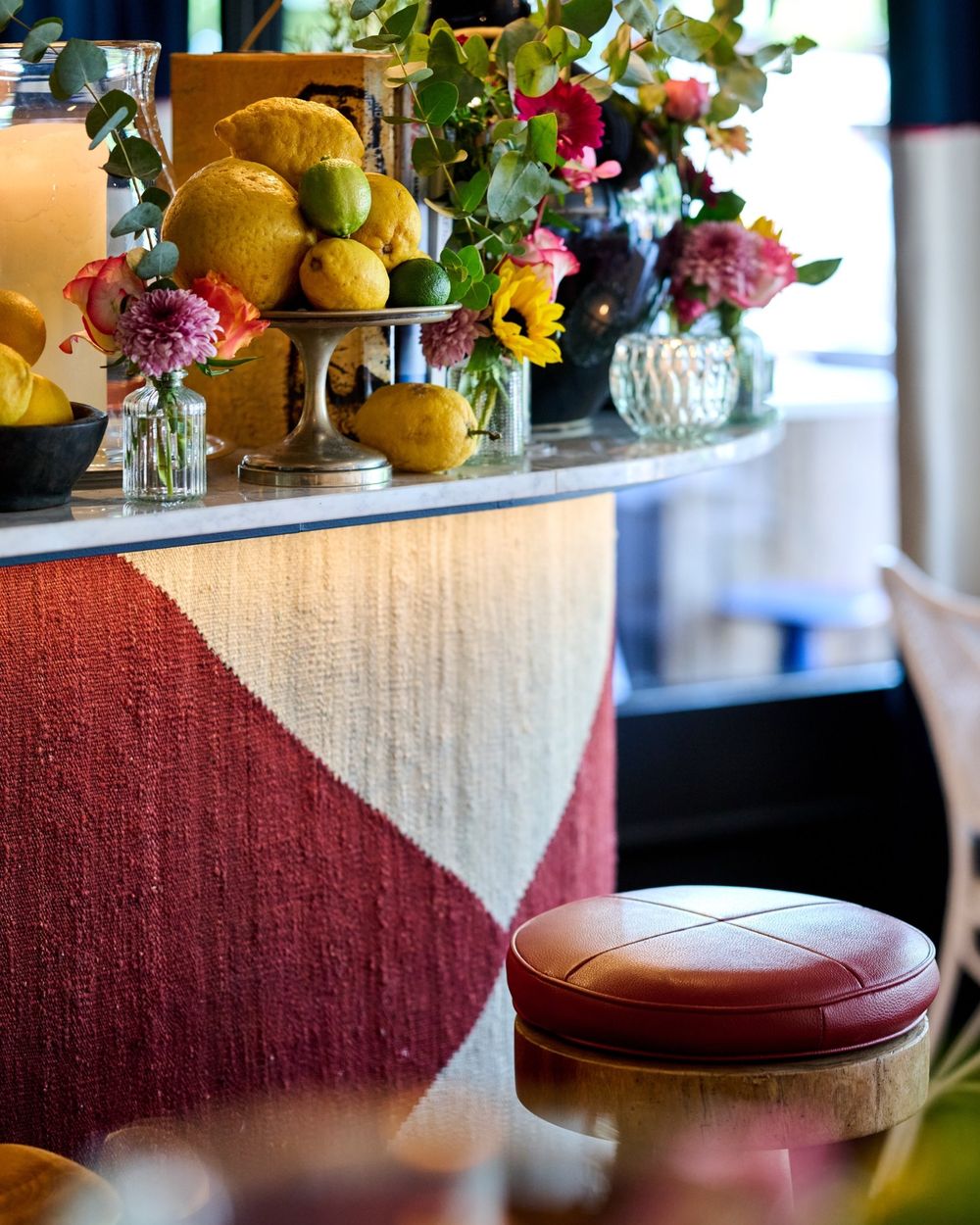 Citrons et fleurs sur le bar
