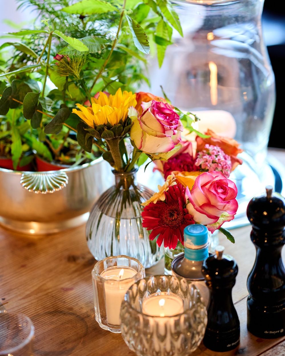 Fleurs fraîches et bougies sur la table