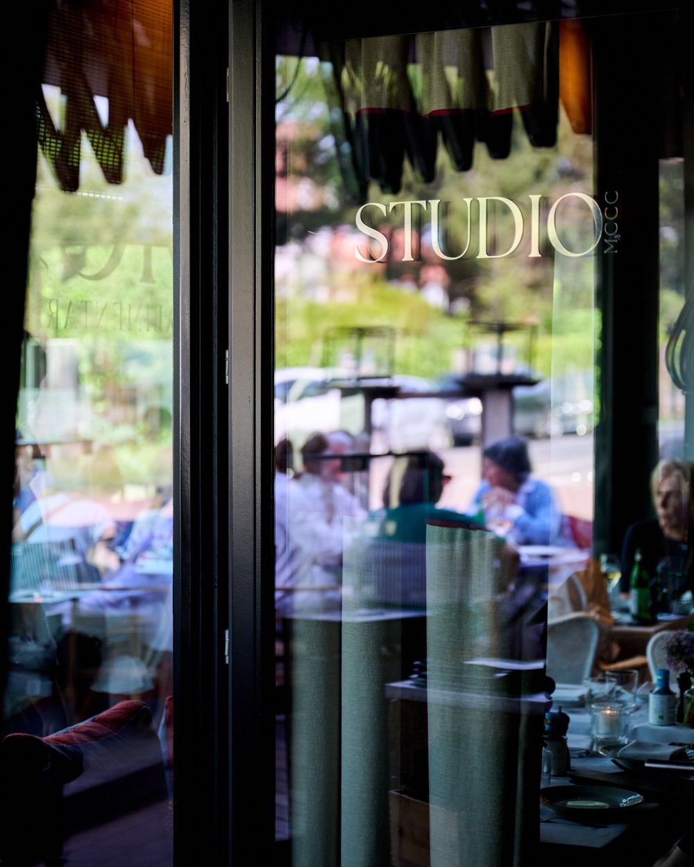 La porte d’entrée avec « Studio » sur la vitre